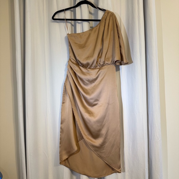 Sincerly Jules Dresses & Skirts - Sincerely Jules Champagne Satin One Shoulder Draped Dress Women’s Medium